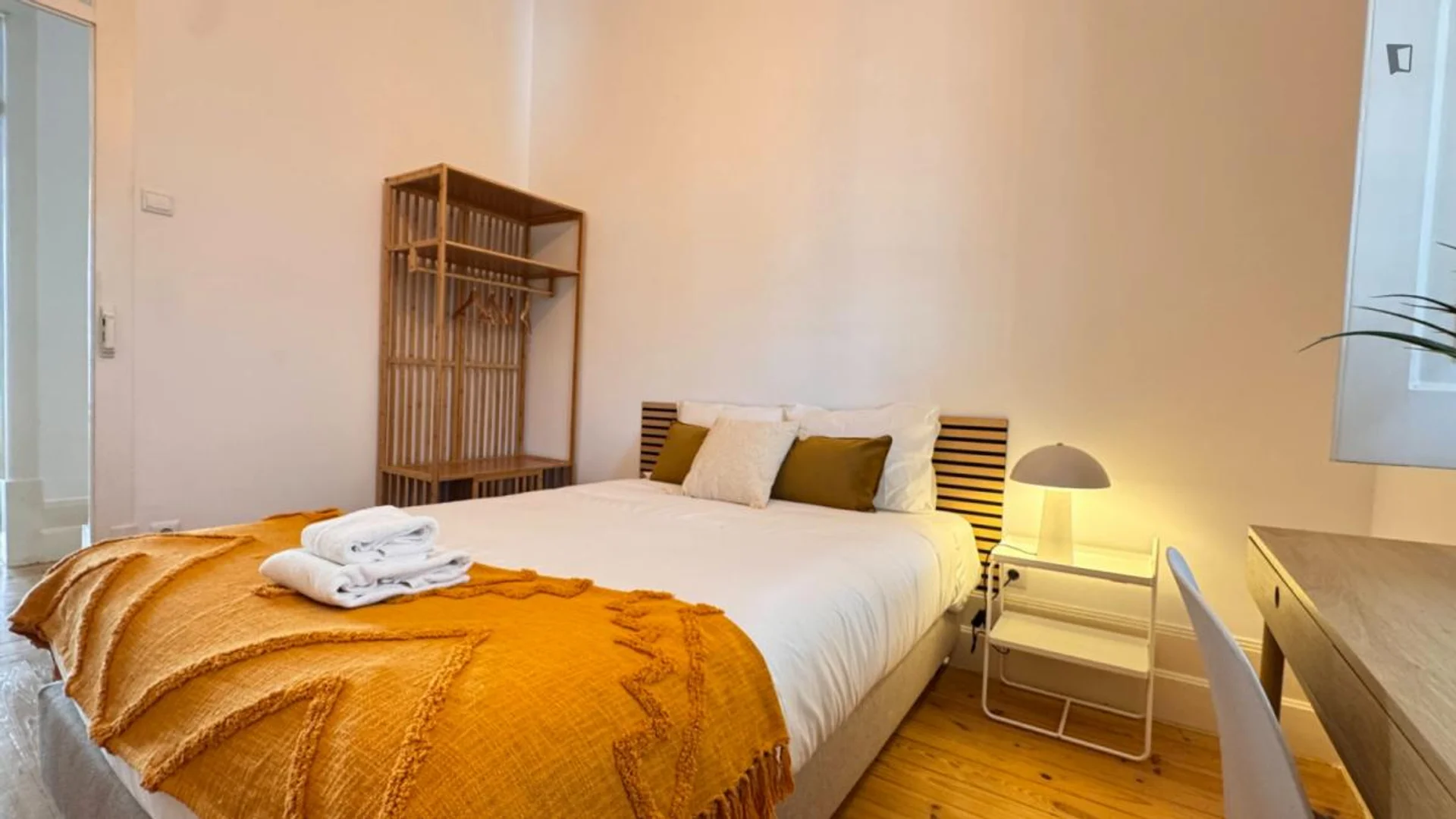 Quarto de estudante confortável e espaçoso em