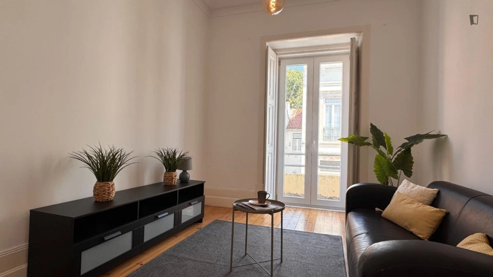 Quarto acessível para estudantes com iluminação ampla em