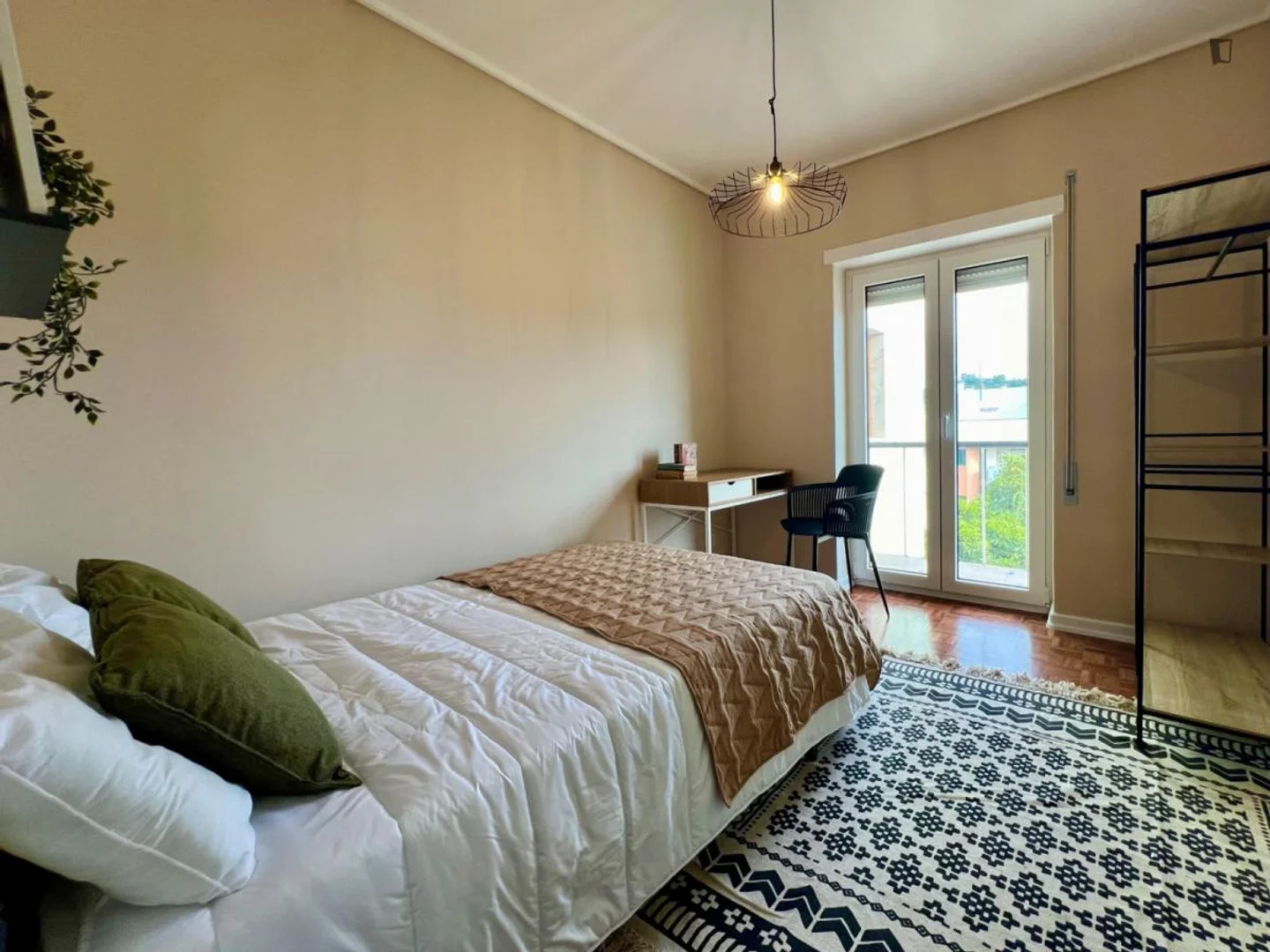 Quarto acessível para estudantes com iluminação ampla em