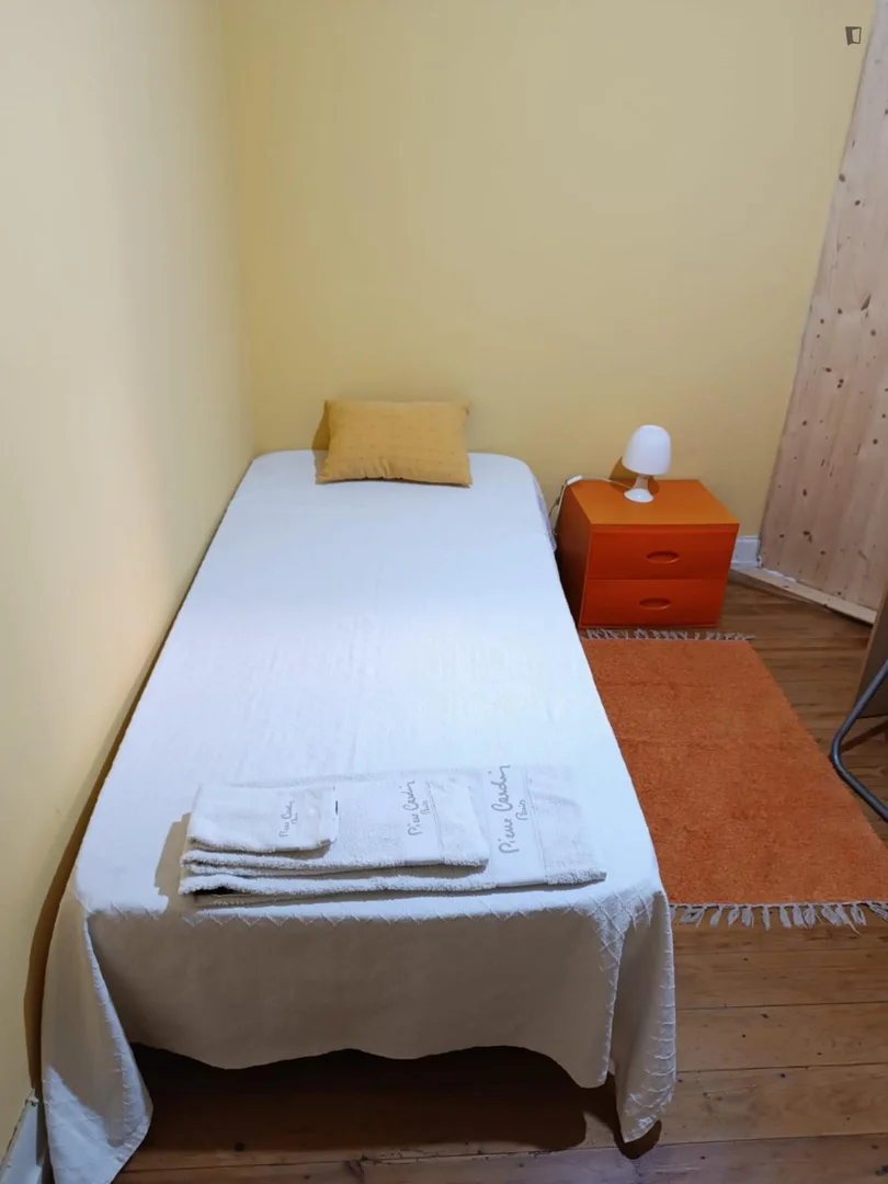 Chambre d'étudiant lumineuse et aérée avec accès facile à l'université dans 