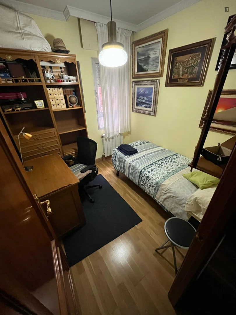 Zimmer in Studentenwohnung in  zu vermieten, voll möbliert