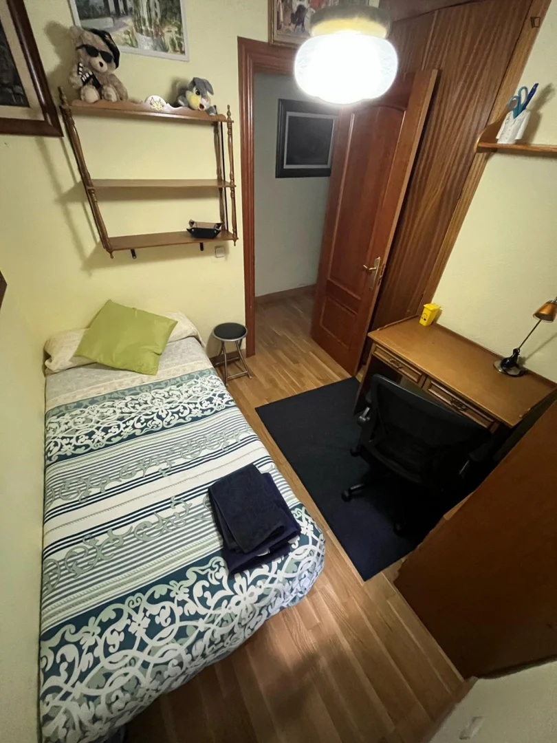 Helles und luftiges Studentenzimmer mit einfachem Zugang zur Universität in 