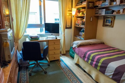 Private room at Av. de Arqueros, image 1 of 10