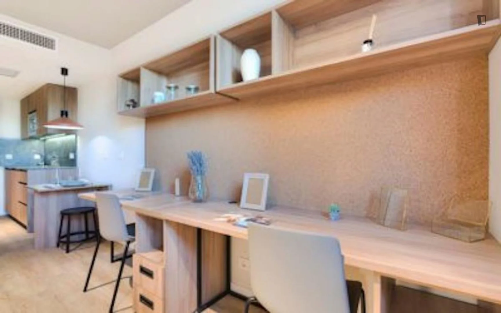 Chambre d'étudiant à  avec espace d'étude et installations communes