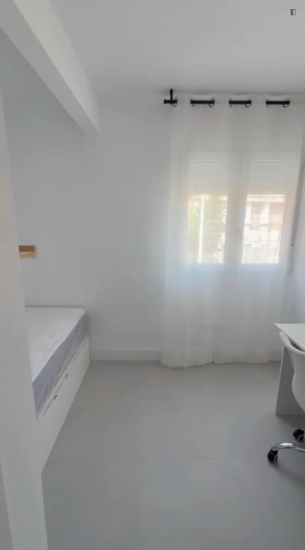 Habitación estudiantil funcional perfecta para estudiar en 