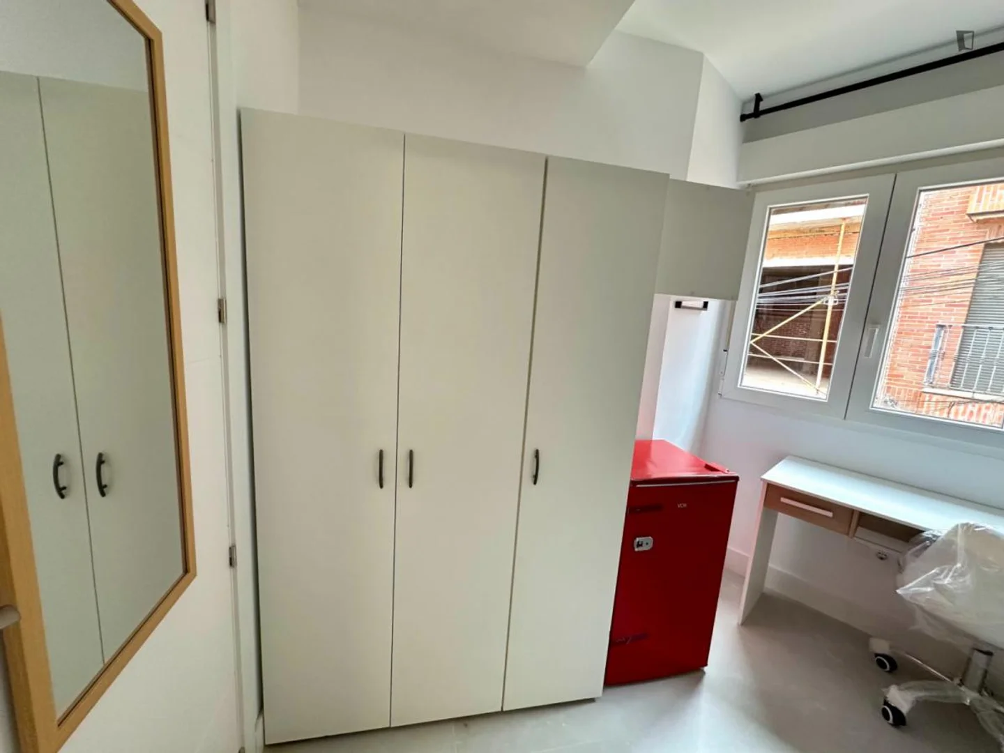 Habitación asequible para estudiantes con buena iluminación en