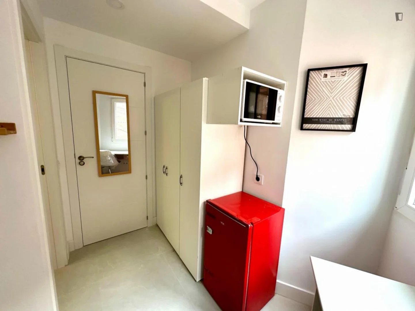 Habitación asequible para estudiantes con buena iluminación en