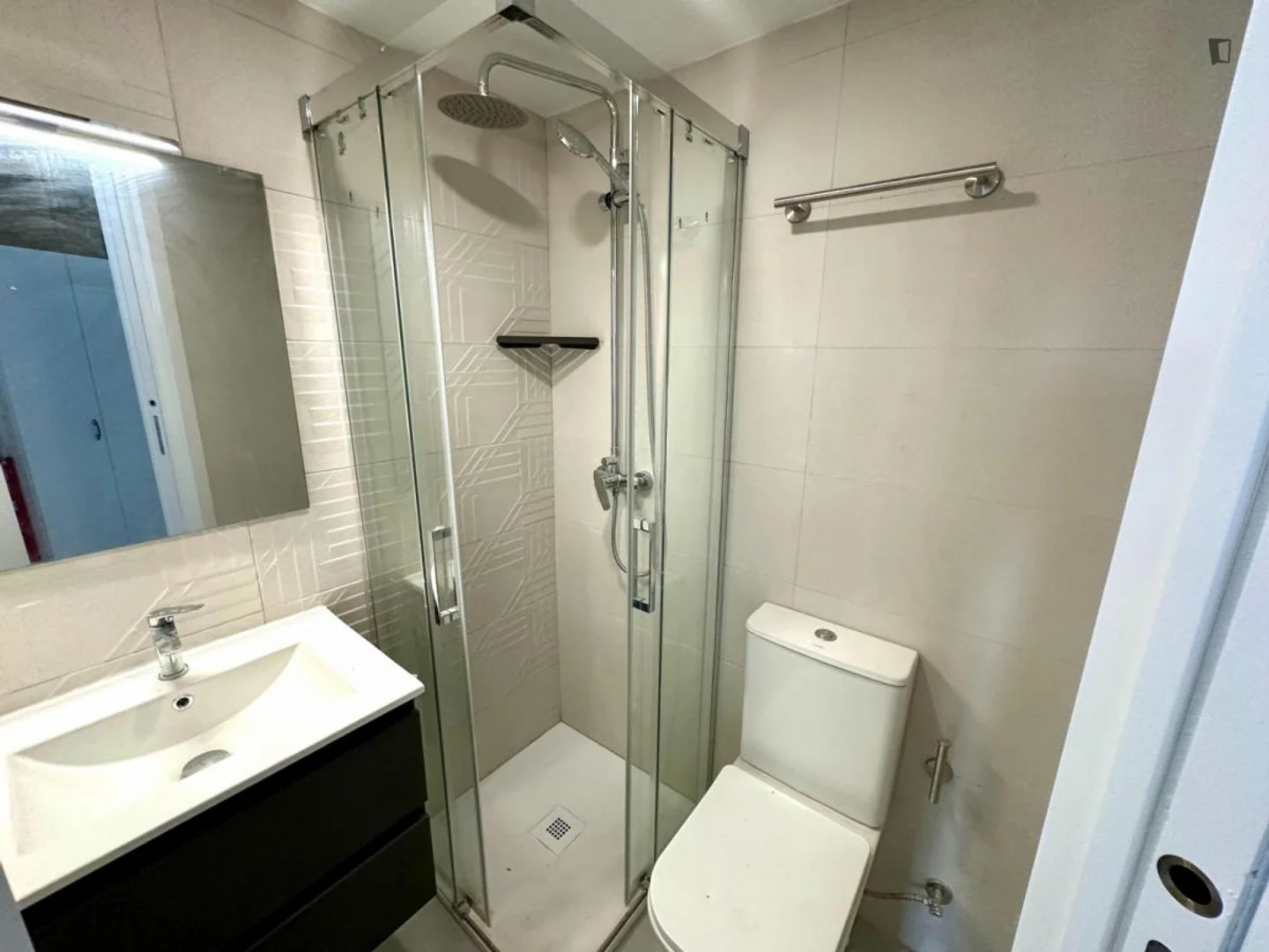 Quarto de estudante em  com área de estudo e instalações partilhadas