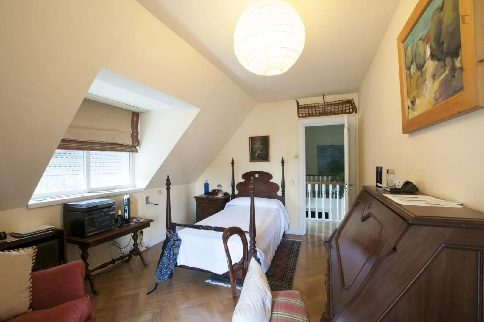 Quarto de estudante em  com área de estudo e instalações partilhadas