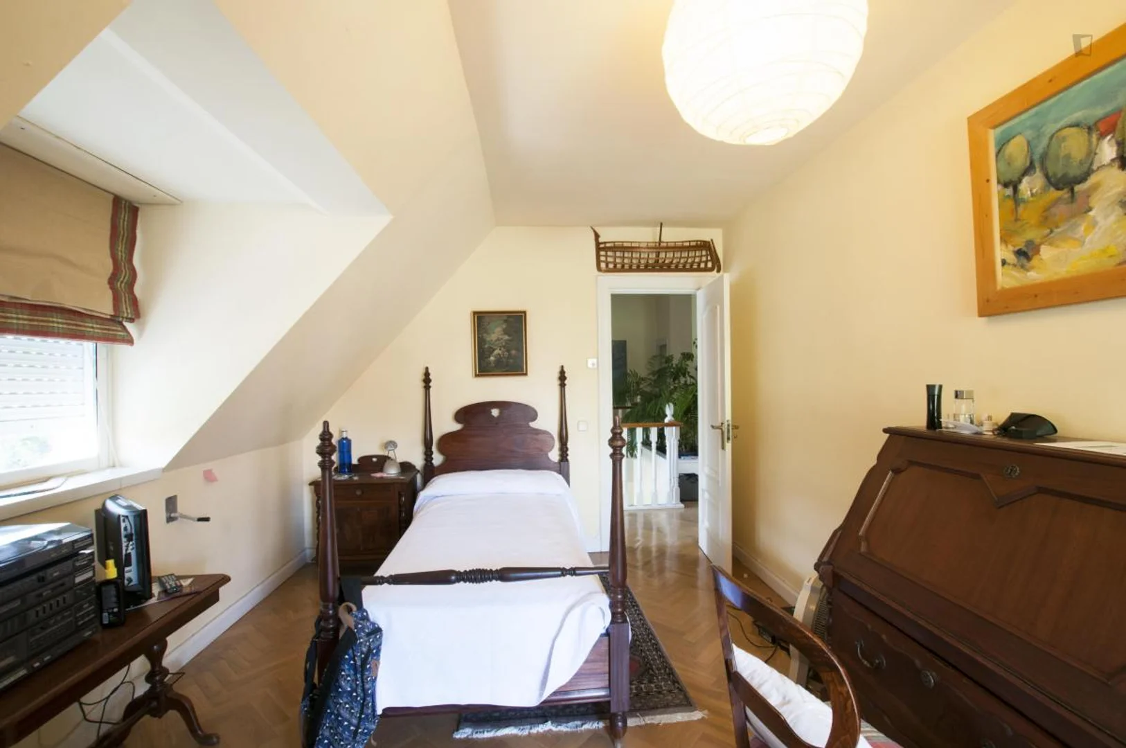 Quarto de estudante confortável e espaçoso em 