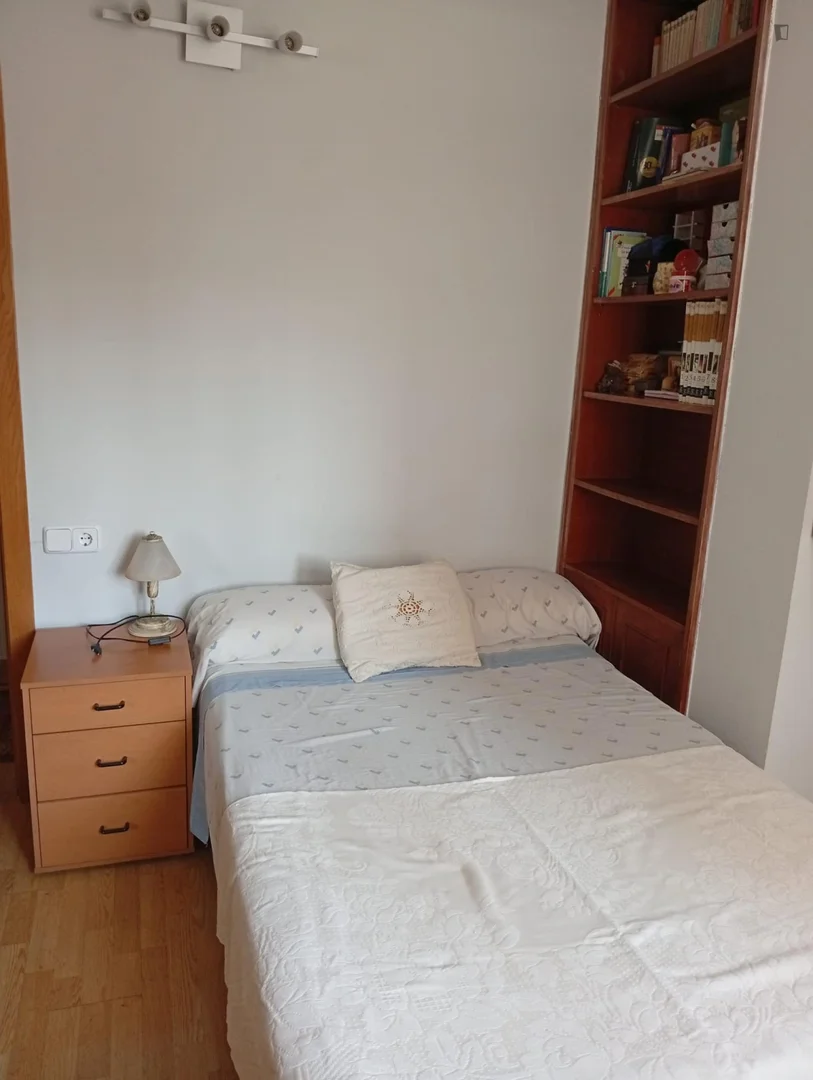 Habitación asequible para estudiantes con buena iluminación en 