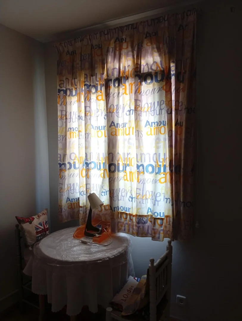 Habitación acogedora para estudiantes disponible en 