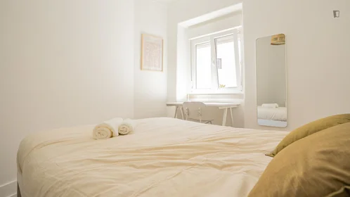 Private room at Rua Professor Sousa da Câmara, image 1 of 10