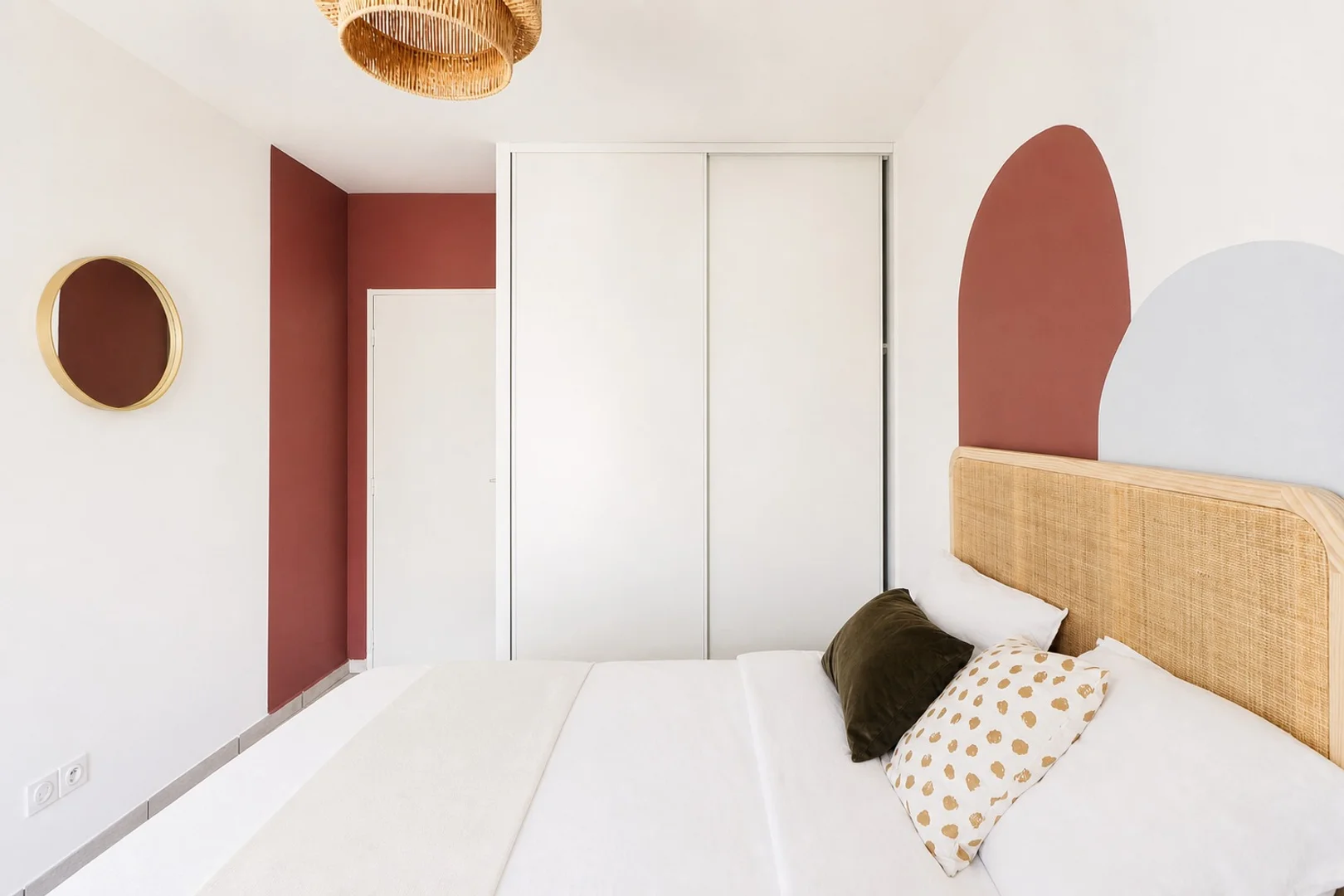 Habitación estudiantil luminosa y aireada con fácil acceso a la universidad en 