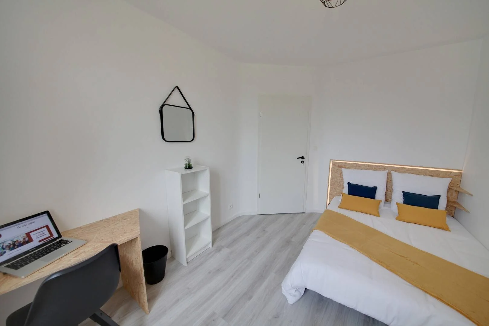Room for rent in student apartment in , fully furnished