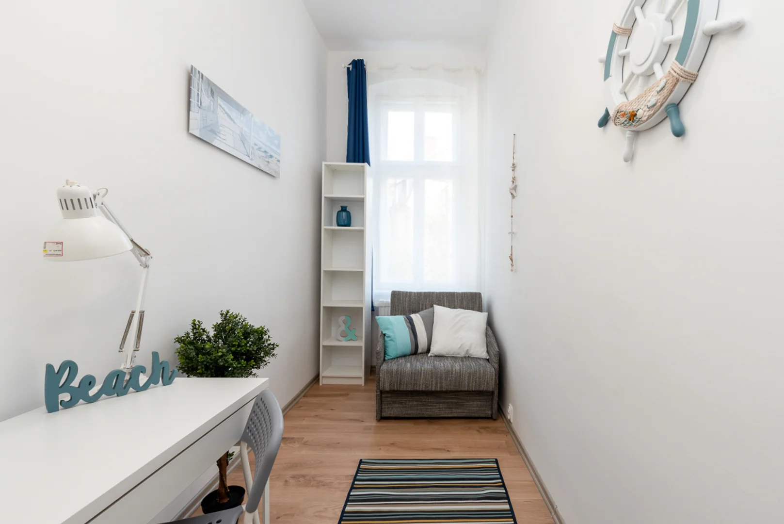 经济实惠的学生房间，在有充足的照明