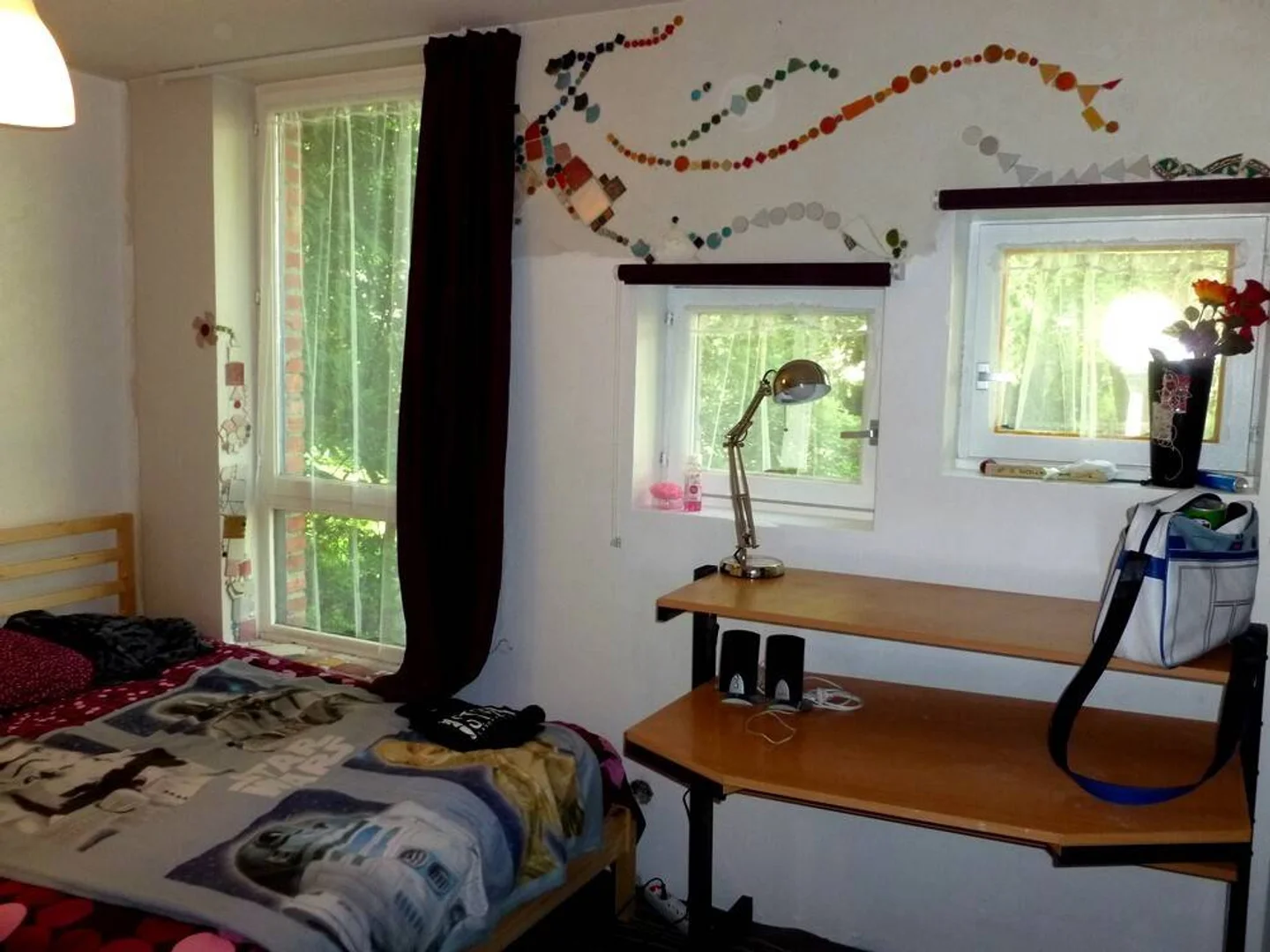 Chambre d'étudiant à  avec espace d'étude et installations communes