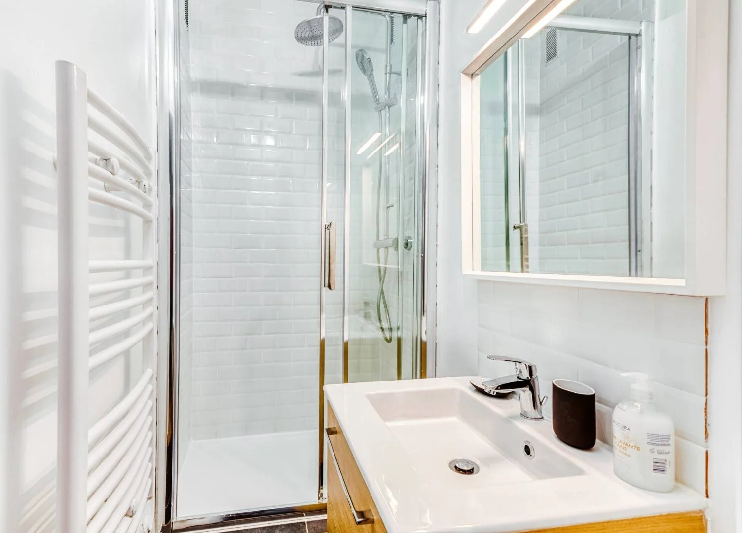 'da öğrenciler için yeterli aydınlatmaya sahip uygun fiyatlı oda