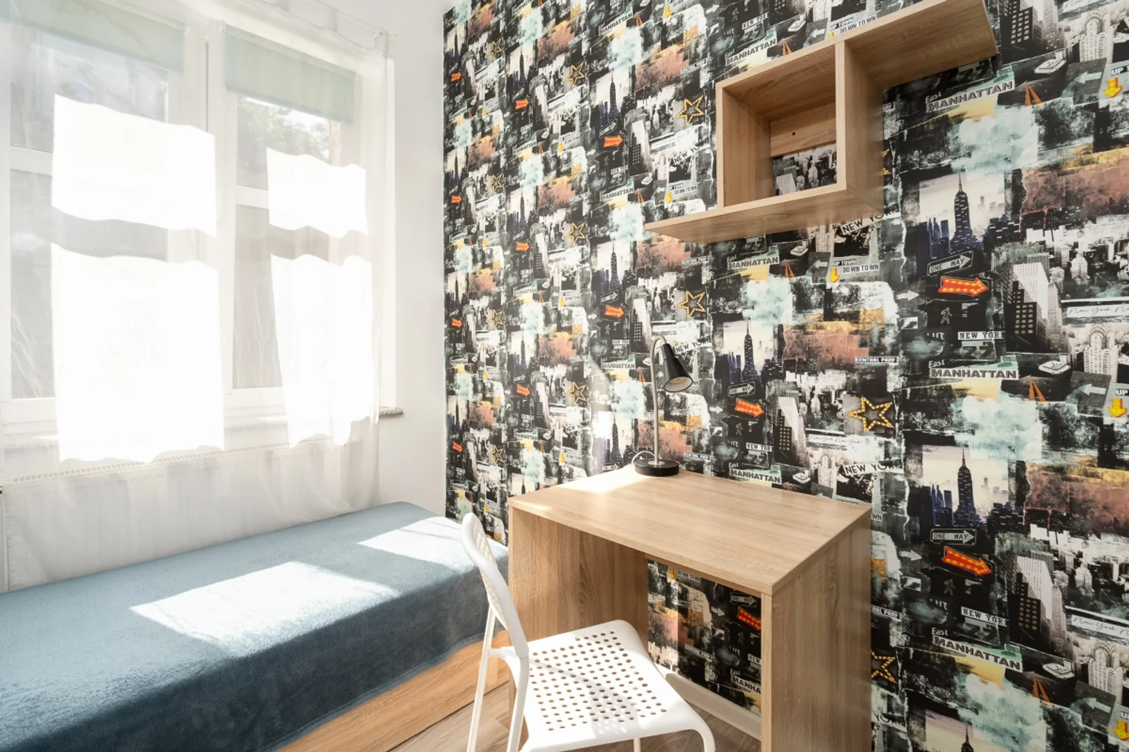 Habitación estudiantil funcional perfecta para estudiar en 