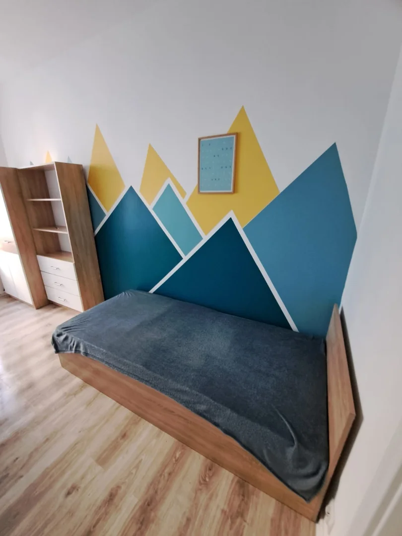 Habitación estudiantil luminosa y aireada con fácil acceso a la universidad en 