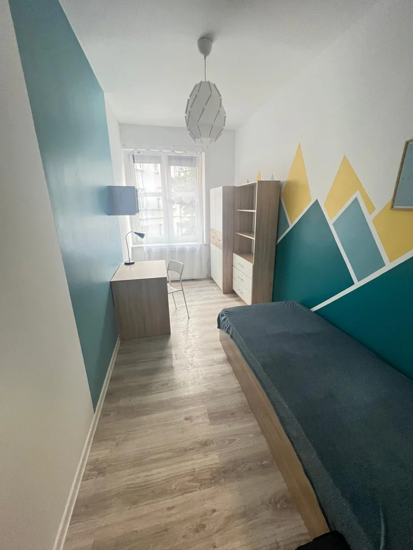 Habitación estudiantil luminosa y aireada con fácil acceso a la universidad en 