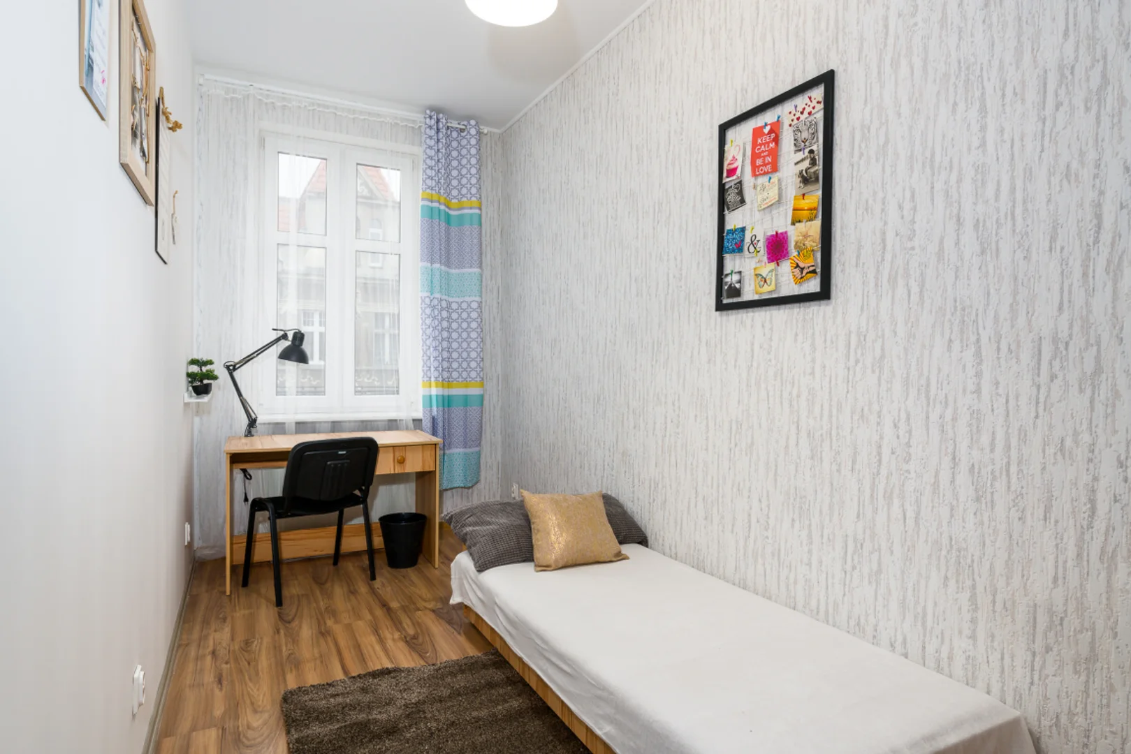 Habitación asequible para estudiantes con buena iluminación en