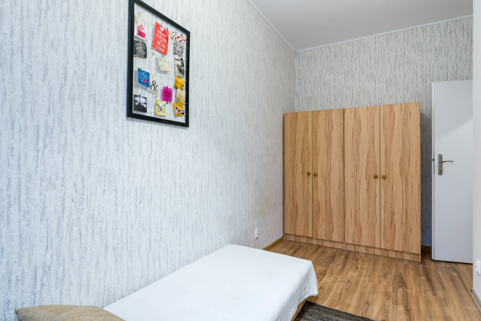 Habitación estudiantil económica cerca del campus en