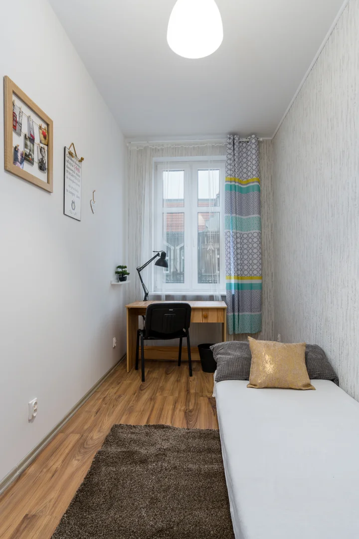 Habitación estudiantil amplia y cómoda en