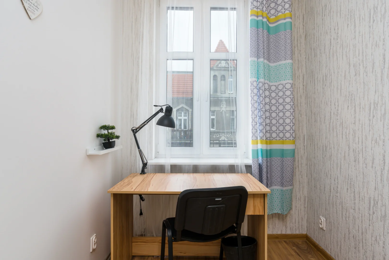 Habitación estudiantil funcional perfecta para estudiar en