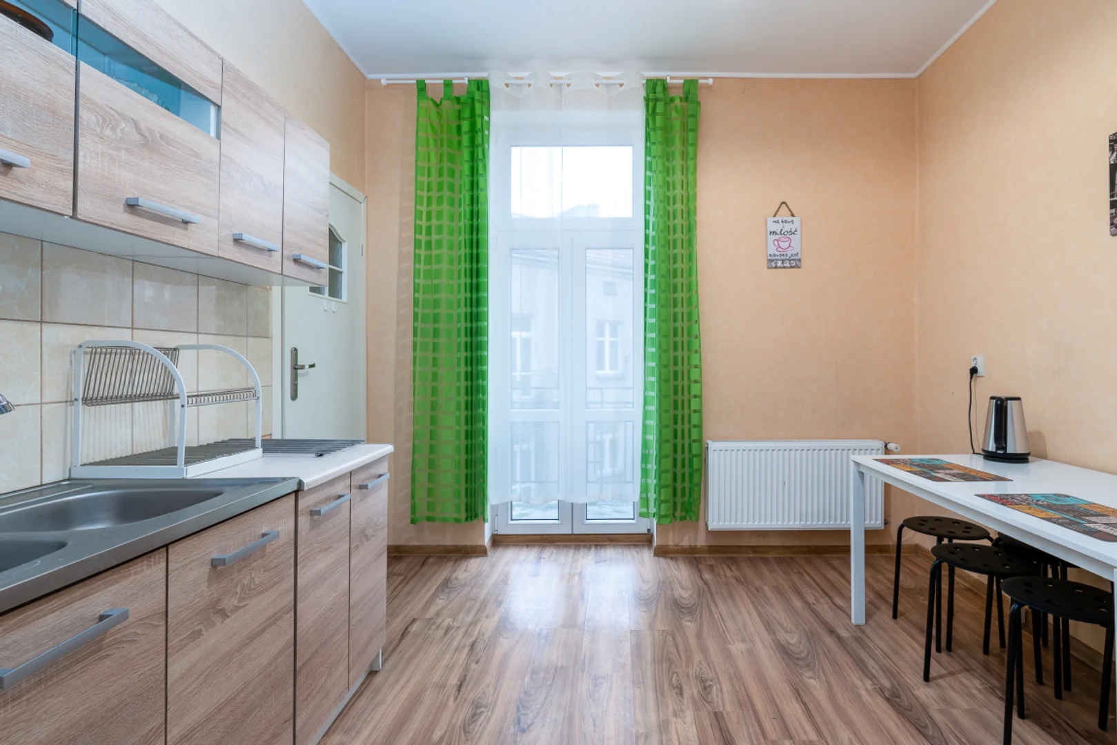 Habitación asequible para estudiantes con buena iluminación en