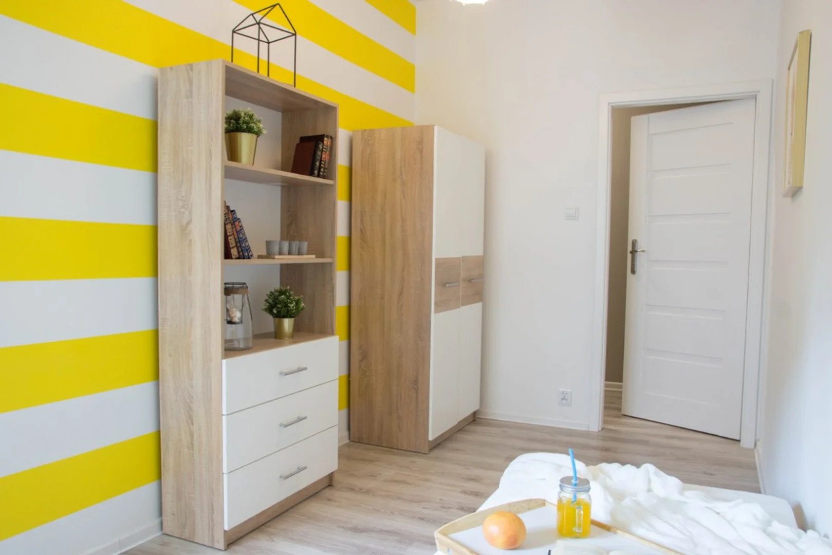 Habitación estudiantil funcional perfecta para estudiar en 