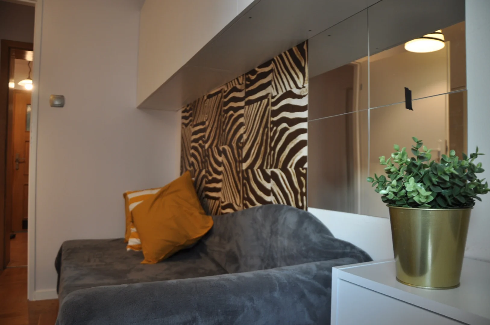 Habitación estudiantil luminosa y aireada con fácil acceso a la universidad en