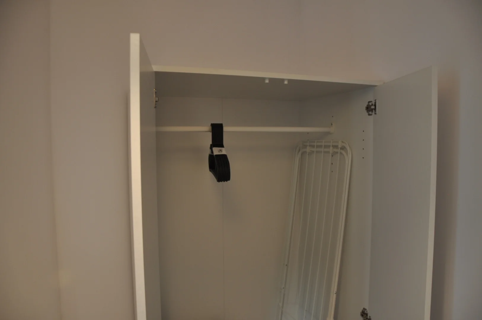 Habitación estudiantil luminosa y aireada con fácil acceso a la universidad en