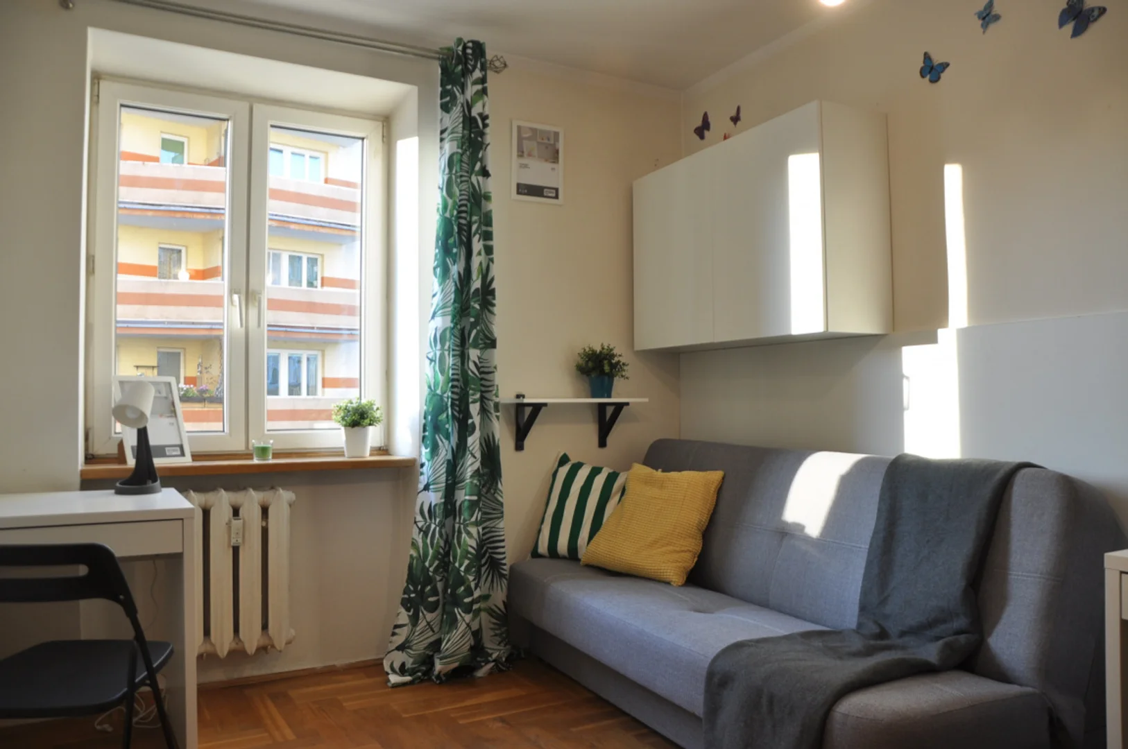 Habitación estudiantil funcional perfecta para estudiar en 