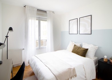 Renting rooms by the month in Saint-denis