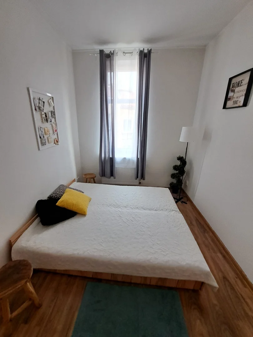 Economical student room with convenient location in 