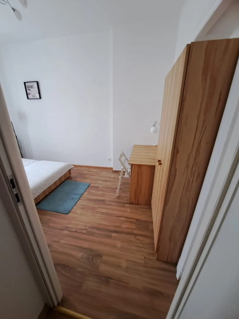 Bright and airy student room with easy university access in 