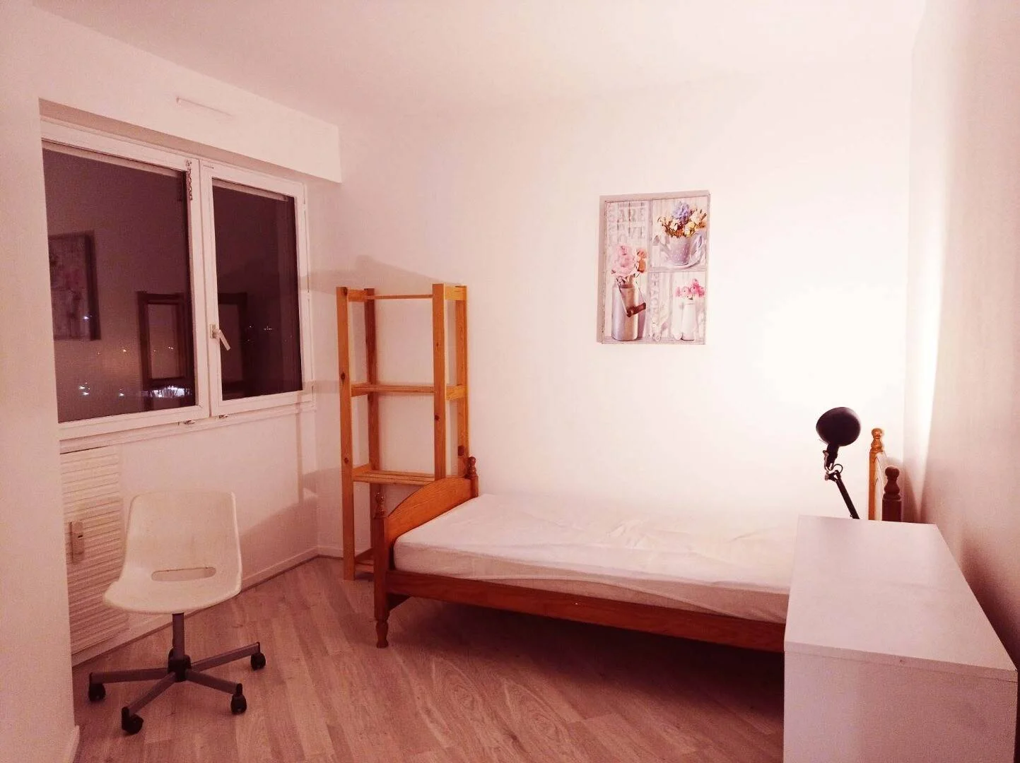 'de modern olanaklara sahip öğrenci dostu oda
