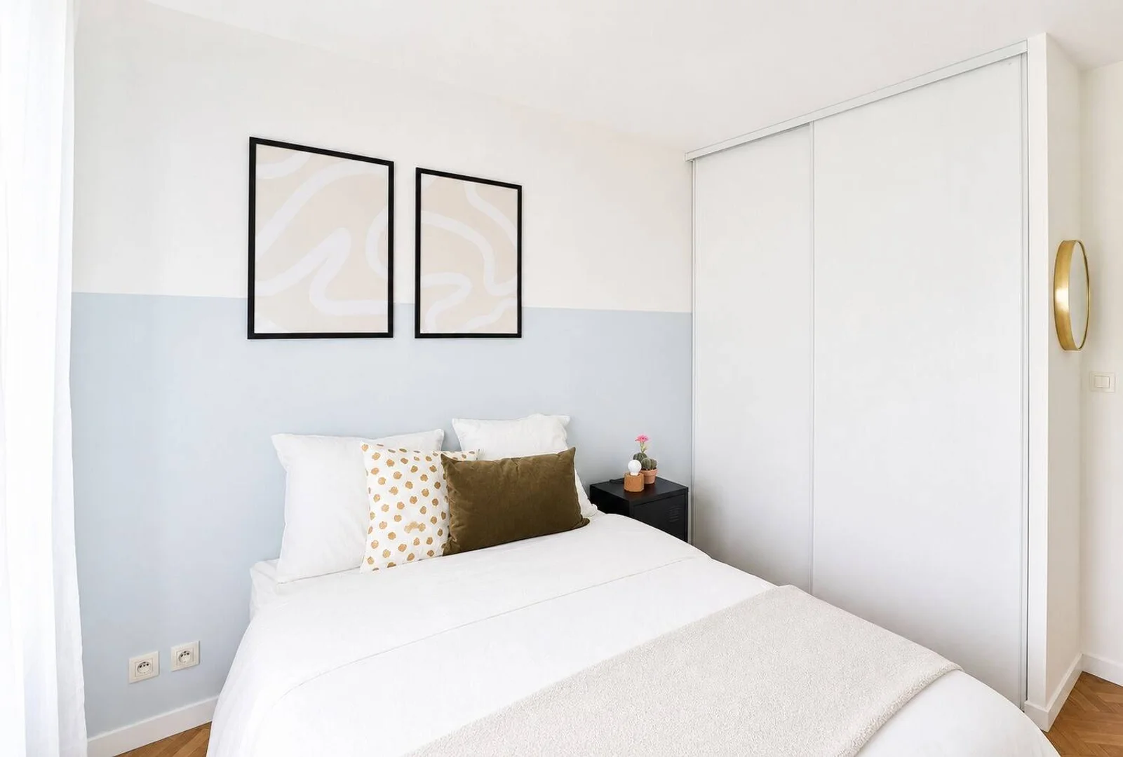 Habitación estudiantil funcional perfecta para estudiar en 