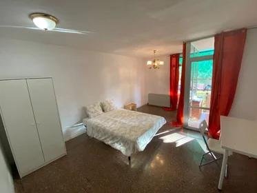 Private room at Madrid, 28026, image 1 of 10