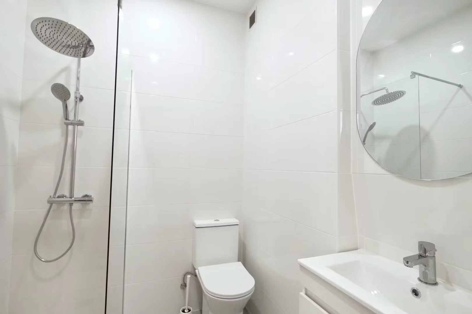 'da öğrenciler için yeterli aydınlatmaya sahip uygun fiyatlı oda