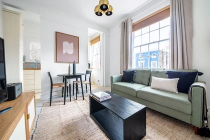 Accommodation with 3 bedrooms in City-of-westminster