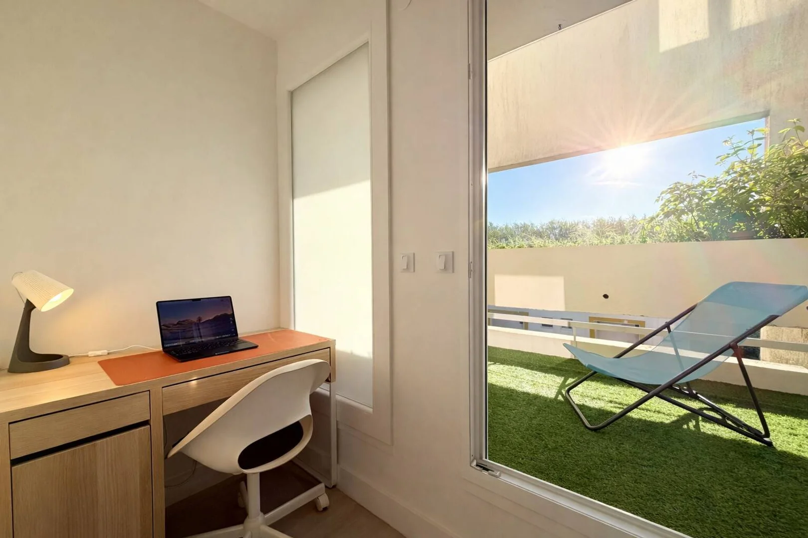 Habitación estudiantil luminosa y aireada con fácil acceso a la universidad en 