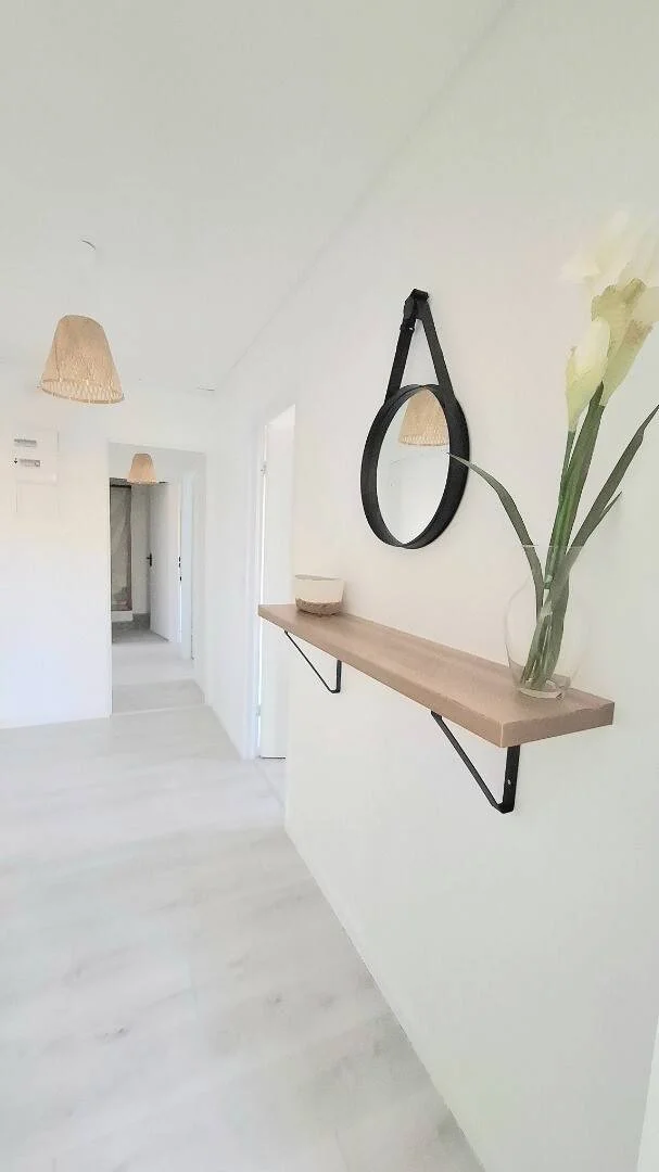 Habitación estudiantil funcional perfecta para estudiar en 
