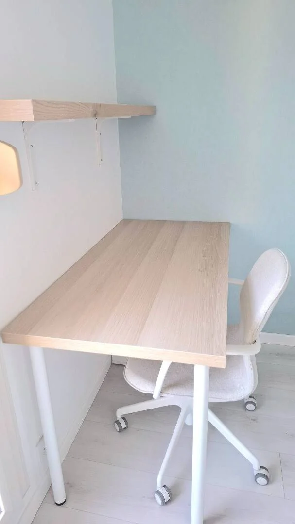 Habitación estudiantil funcional perfecta para estudiar en 