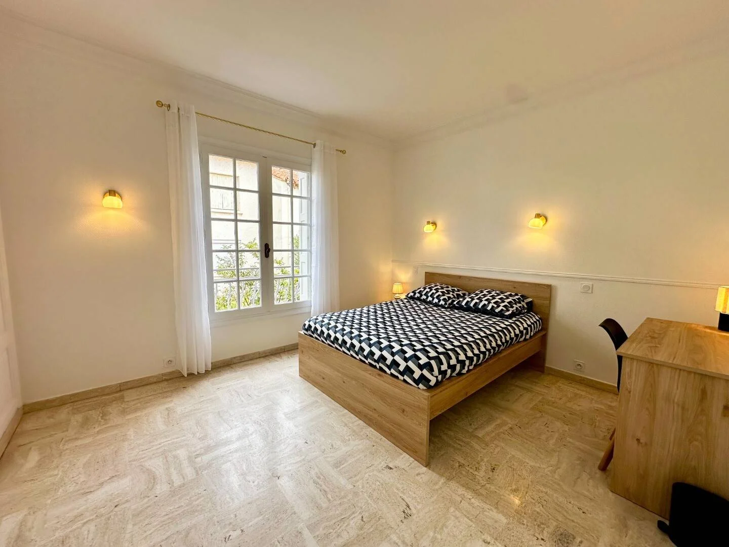 Quarto de estudante luminoso e arejado com acesso fácil à universidade em 