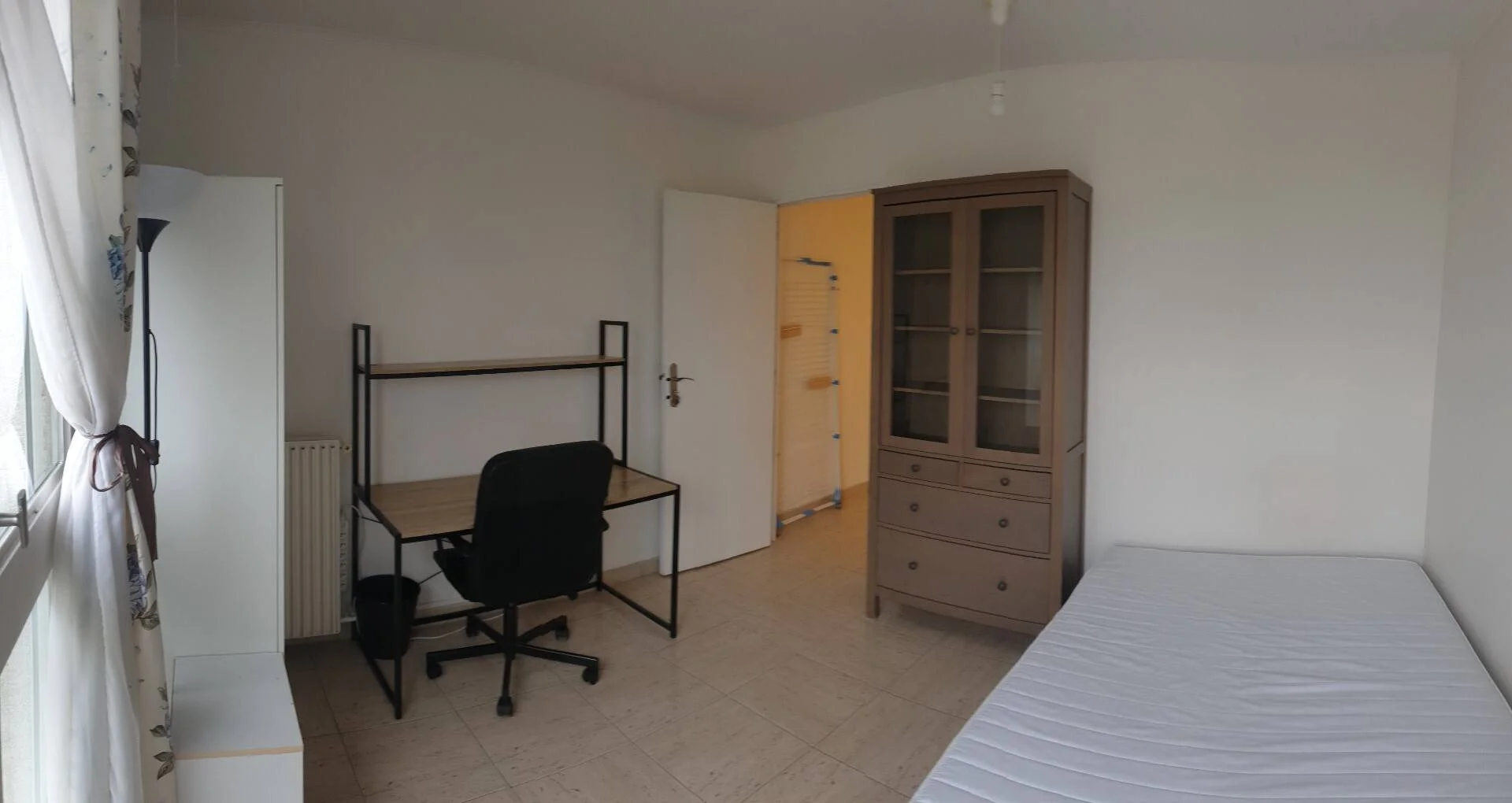 Chambre d'étudiant à  avec espace d'étude et installations communes