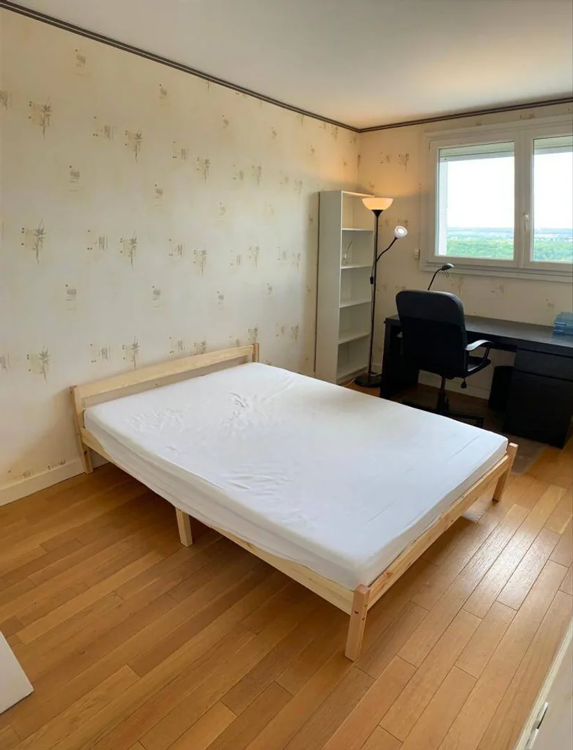 Chambre d'étudiant lumineuse et aérée avec accès facile à l'université dans 