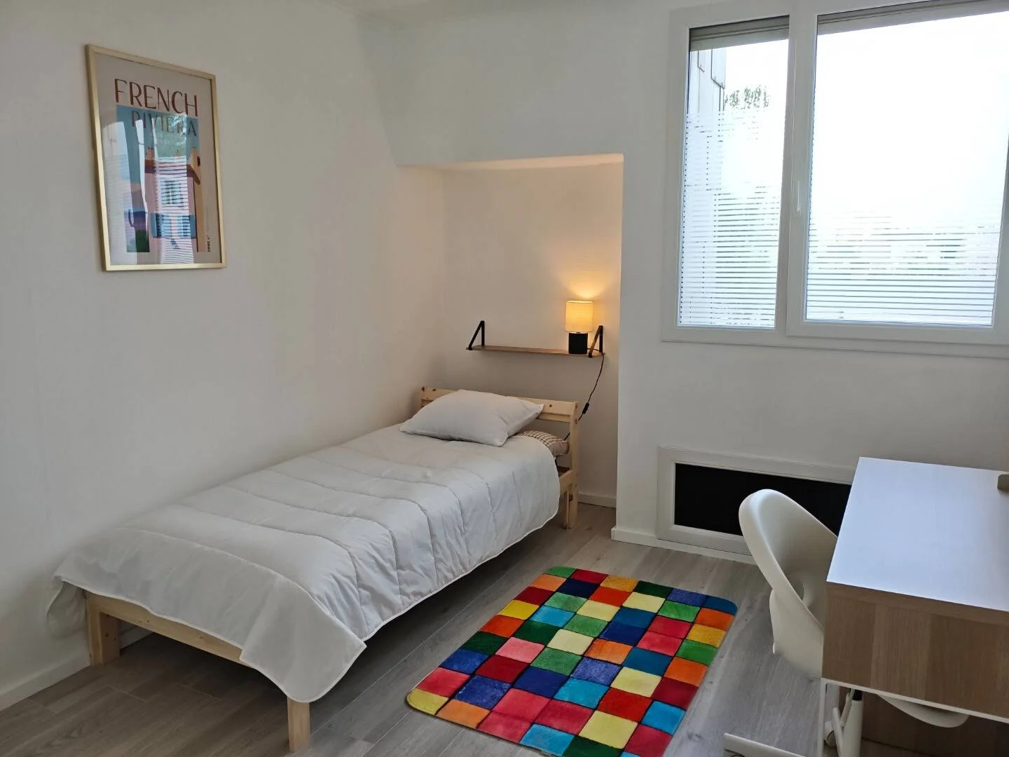 Chambre abordable pour les étudiants avec un bon éclairage dans 