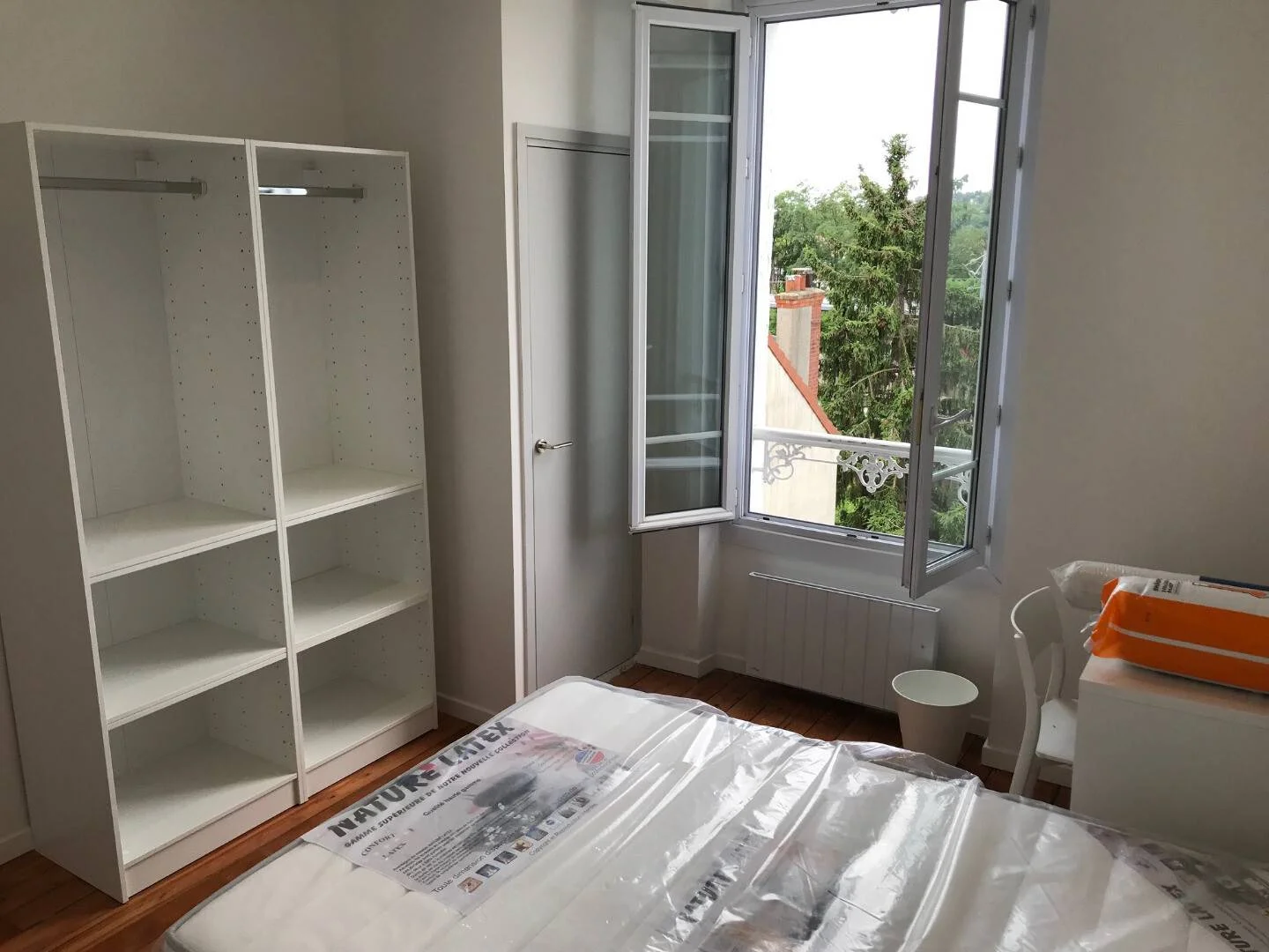 Studentenzimmer in  mit Arbeitsbereich und Gemeinschaftseinrichtungen